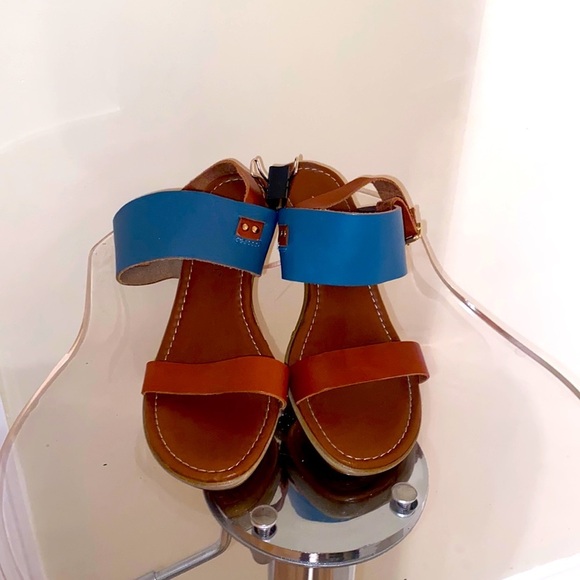 A. Giannetti leather strapped sandals 🩴 in aqua blue & tan, gold tone hardware - Picture 2 of 5